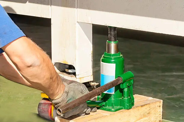 Hydraulic Jacks: Key Features to Consider Before You Buy